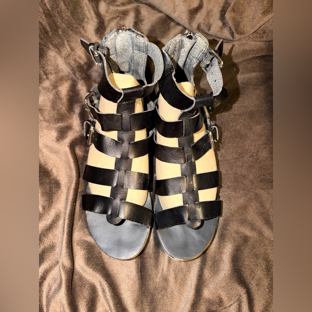 Madden Girl Gray Textured Sandals